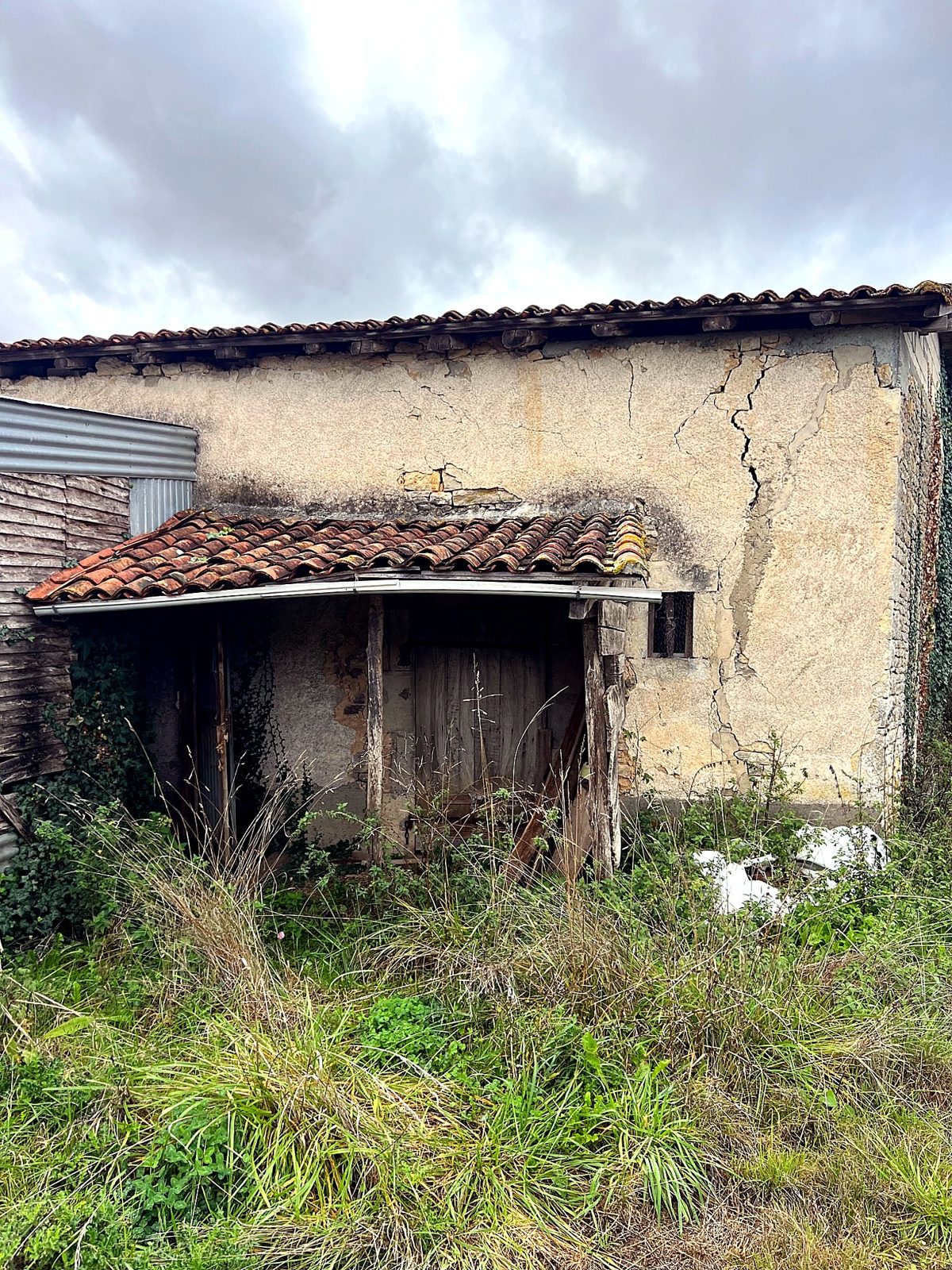 Outbuilding with tiled lean-to